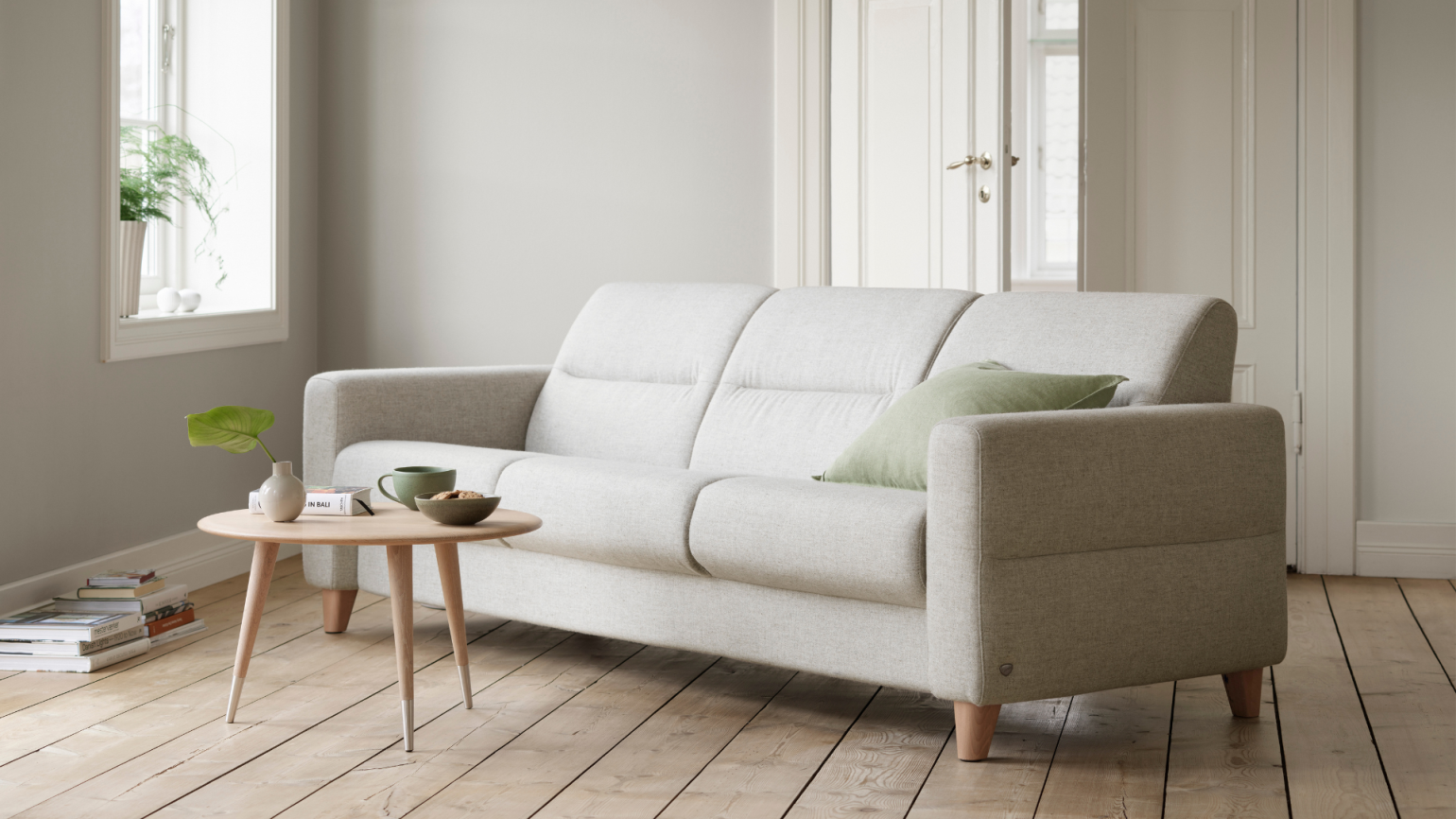 With neat proportions, Stressless Fiona has beautifully simple lines with a modern sloping back. Careful thought has been put into construction, angles and cushioning to provide exquisite comfort. The seat cushions have ComfortZones™ to enhance the softness and make the cushions adapt to your seating position.
Choose from traditionally upholstered arms, elegant wood detailing or a more modern look with steel arms. The large selection of upholstery choices, wood and steel finishes, means you can put together a sofa that perfectly complements your existing interior design.
Please note that we only show a limited number of configurations on our website – if you require a different configuration please contact us.
