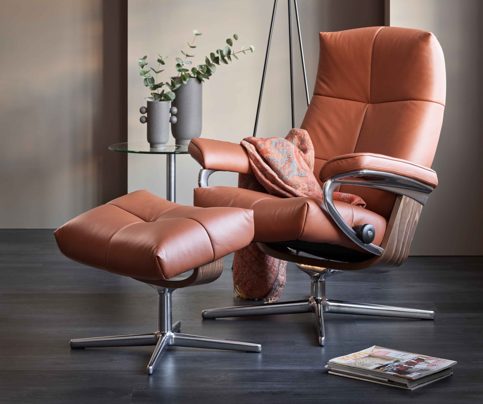 The Stressless David recliner is a fresh addition to the Stressless collection, offering a perfect blend of traditional comfort and modern design. With its slim profile, gently curved armrests and a distinctive pattern in the back that hints to traditional origami techniques, the David brings a contemporary edge while delivering the signature Stressless support.
The combination of Flexo-springs, ComfortZones™ and multiple layers of soft foam is your guarantee for the ultimate comfort experience.
Available in a variety of leathers, fabrics and base styles, including Classic and Signature, the Stressless David can be fully customised to match your space and personal style.