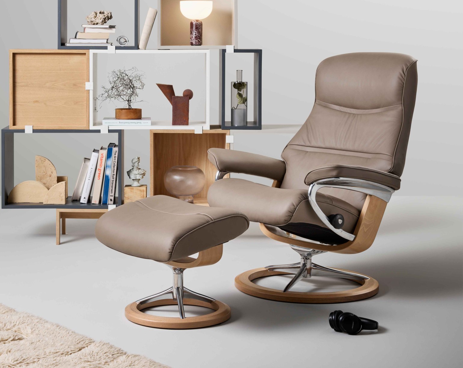Crafted with light and airy qualities, Stressless Philip combines characteristic new stitching to enhance its soft shape with an open armrest, allowing its organic shape to be appreciated from all angles.
The Philip recliner features the patented Plus™ and Glide™ systems, which automatically adjust to your body’s movement.
With a tall backrest, extra cushioning and defined piping, this recliner embodies all the premium details you have come to expect from a Stressless design.
Choose from a Cross or Signature base and customise your recliner with a variety of leathers, fabrics, wood and metal colours.