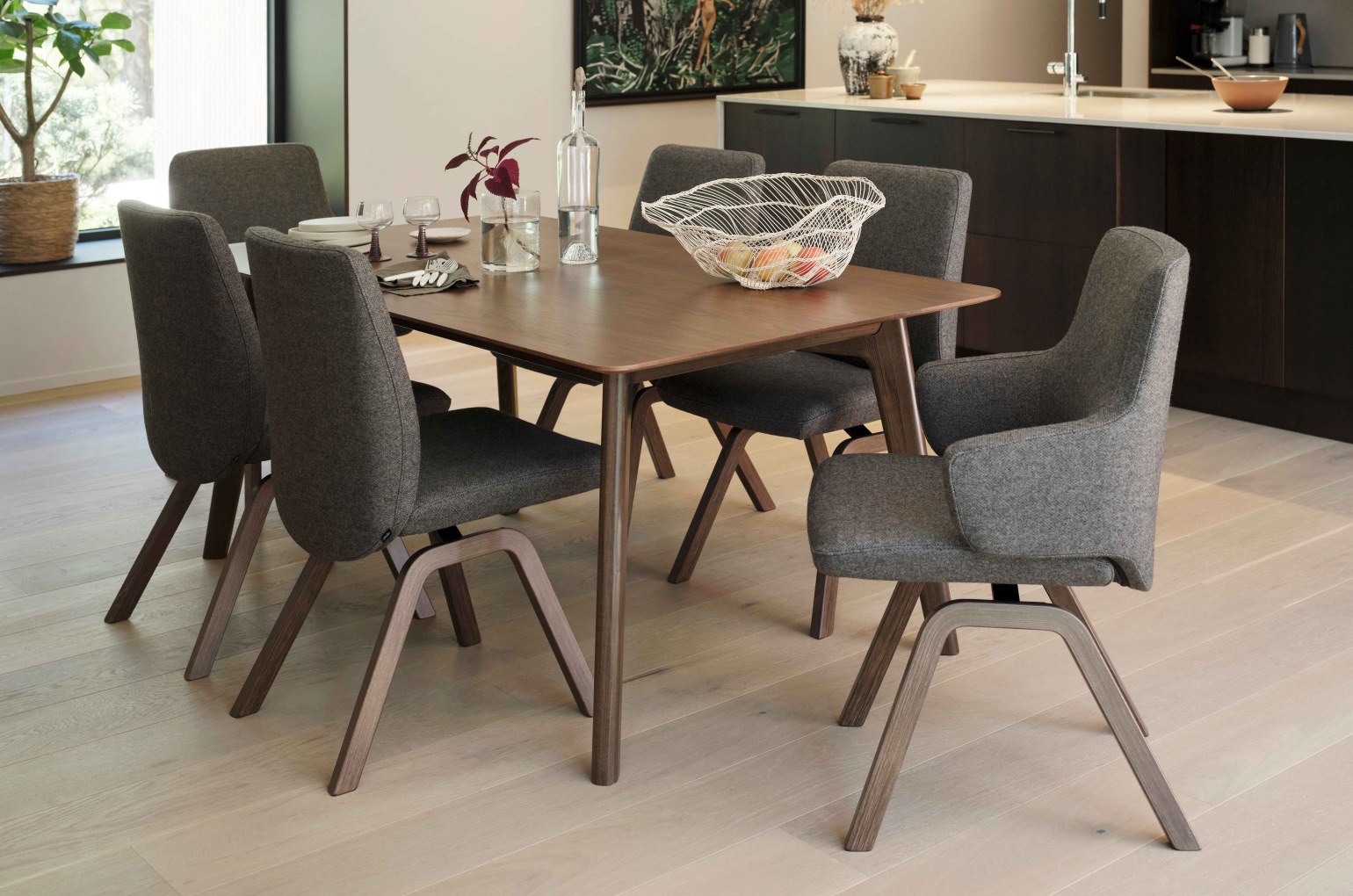 The Stressless Vanilla dining chiar brings a soft, welcoming aesthetic to any dining space whilst delivering the supportive seating experience Stressless is known for.
Equipped with BalanceAdapt™ technology, the chair gently moves with your body as you shift and lean, creating a dynamic and natural sitting experience.
Available with high or low back options, with or without armrests and a variety of wood or metal legs (including a swivel bases option) the Vanilla dining chair can be fully customised in premium leathers or fabrics to suit your home’s style.