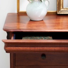 Antoinette Bedside